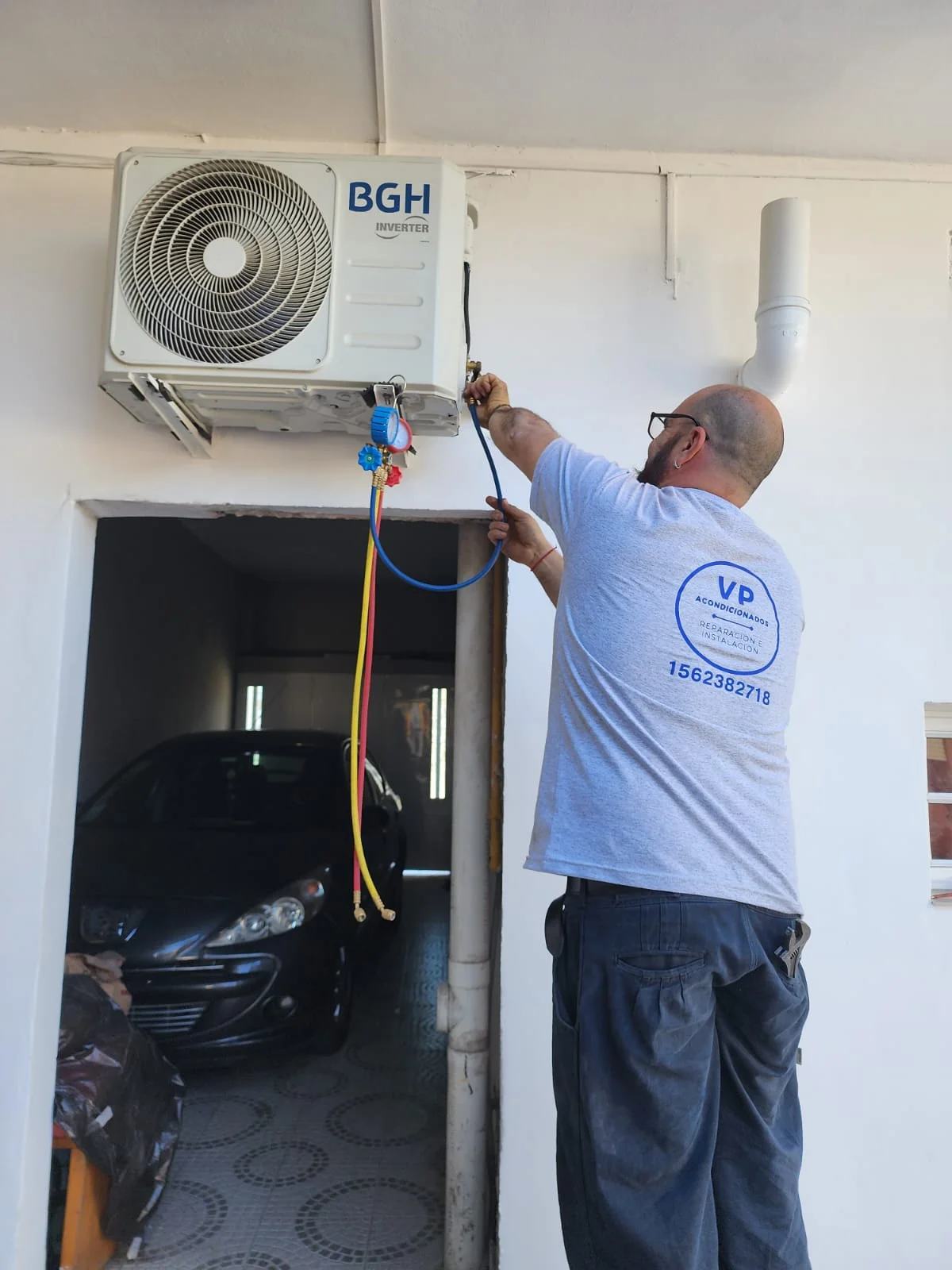 Técnico realizando service de aire acondicionado